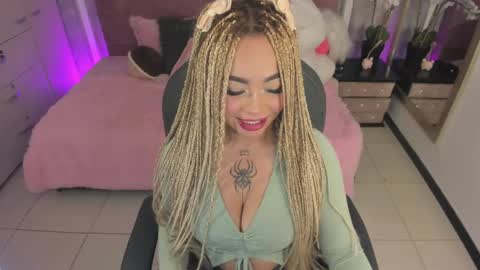 Snapshot of conny_curly chatting on 10.08.25 Conny online show from 10.08.25