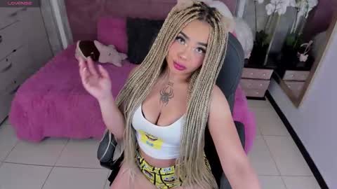 Snapshot of conny_curly chatting on 11.30.25 Conny online show from 11.30.25