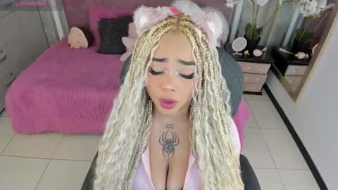 Snapshot of conny_curly chatting on 12.18.25 Conny online show from 12.18.25