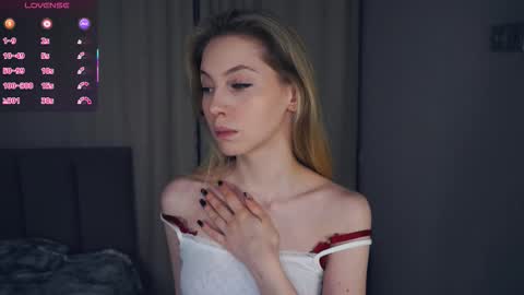 Snapshot of constanceglascov chatting on 11.08.25 Hello im Sofia Welcme to my room .More hugs and kiss for you online show from 11.08.25