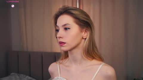 Snapshot of constanceglascov chatting on 11.20.25 Hello im Sofia Welcme to my room .More hugs and kiss for you online show from 11.20.25