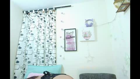 Snapshot of coral_davis chatting on 12.30.24 Coral online show from 12.30.24