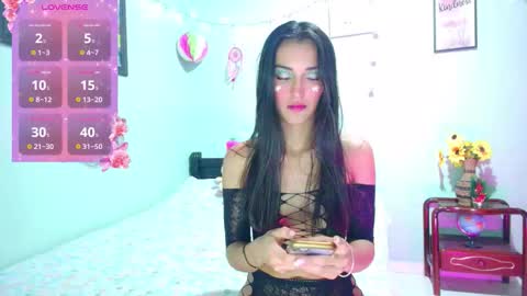 Snapshot of coral_davis chatting on 12.19.25 Coral online show from 12.19.25