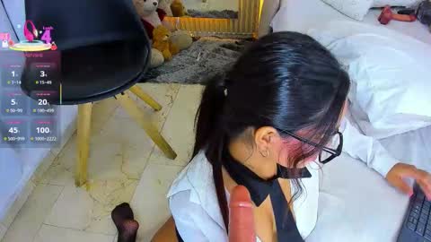 Snapshot of coraline_v chatting on 11.11.25 Coraline connected from 10 pm to 6 am Colombia time online show from 11.11.25