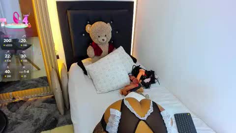 Snapshot of coraline_v chatting on 11.27.25 Coraline connected from 10 pm to 6 am Colombia time online show from 11.27.25