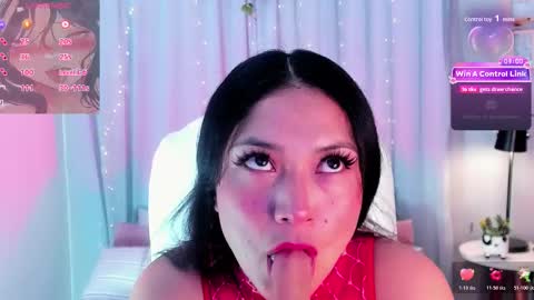 Snapshot of coralinericce_ chatting on 12.17.25 Coral Stefani online show from 12.17.25