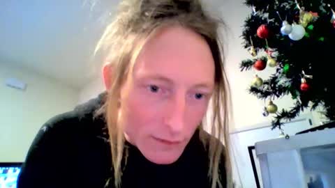 Snapshot of couchfireplace chatting on 12.15.25 couchfireplace online show from 12.15.25