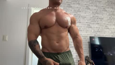Snapshot of couplemuscle40 chatting on 11.25.25 couplemuscle40 online show from 11.25.25