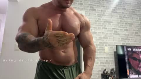 Snapshot of couplemuscle40 chatting on 06.25.26 couplemuscle40 online show from 06.25.26