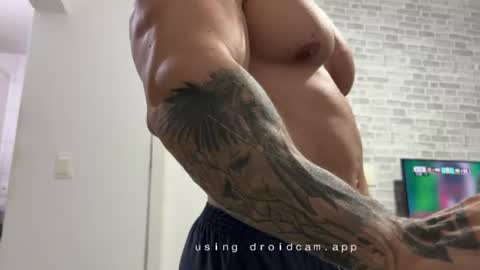 Snapshot of couplemuscle40 chatting on 07.06.26 couplemuscle40 online show from 07.06.26