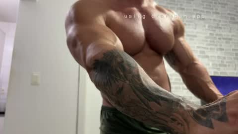 Snapshot of couplemuscle40 chatting on 07.21.26 couplemuscle40 online show from 07.21.26