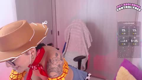 Snapshot of cowgirl_isa chatting on 10.30.25 cowgirl_isa online show from 10.30.25