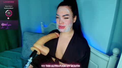 Snapshot of crazy__berry chatting on 11.13.25 Eva online show from 11.13.25