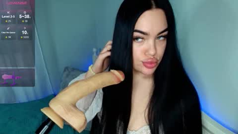 Snapshot of crazy__berry chatting on 12.04.25 Eva online show from 12.04.25