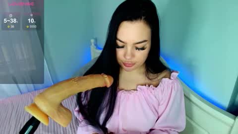 Snapshot of crazy__berry chatting on 12.16.25 Eva online show from 12.16.25