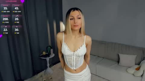 Snapshot of crazy_selfi chatting on 02.23.25 Emma online show from 02.23.25