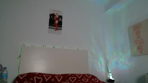 Snapshot of crazy_sweetie chatting on 12.02.25 crazy sweetie online show from 12.02.25