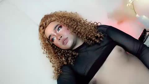 Snapshot of crazy_vixen chatting on 02.21.25 Hot Ayisha online show from 02.21.25