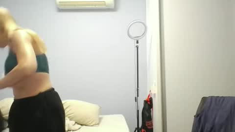 Snapshot of crazyanny chatting on 03.25.26 Anny online show from 03.25.26