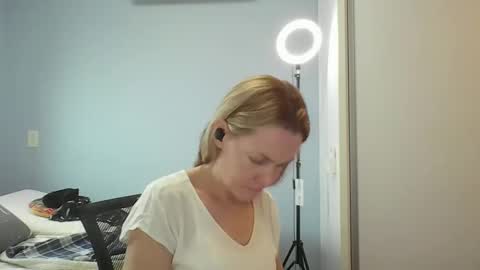 Snapshot of crazyanny chatting on 03.31.26 Anny online show from 03.31.26