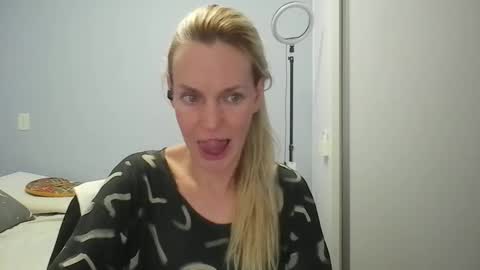 Snapshot of crazyanny chatting on 04.01.26 Anny online show from 04.01.26