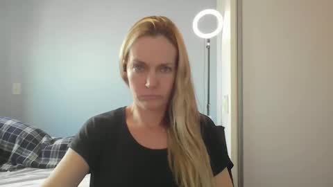 Snapshot of crazyanny chatting on 04.14.26 Anny online show from 04.14.26