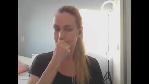 Snapshot of crazyanny chatting on 04.15.26 Anny online show from 04.15.26