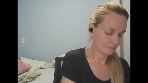 Snapshot of crazyanny chatting on 04.17.26 Anny online show from 04.17.26