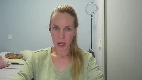 Snapshot of crazyanny chatting on 04.20.26 Anny online show from 04.20.26
