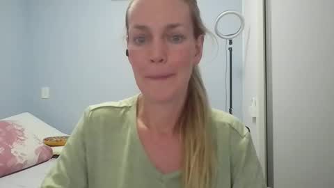 Snapshot of crazyanny chatting on 04.22.26 Anny online show from 04.22.26