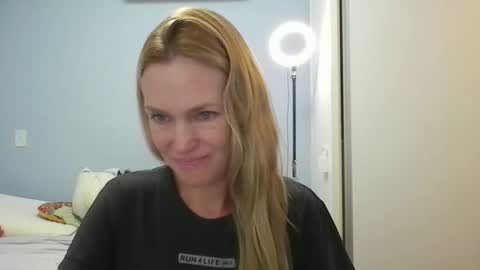 Snapshot of crazyanny chatting on 04.22.26 Anny online show from 04.22.26