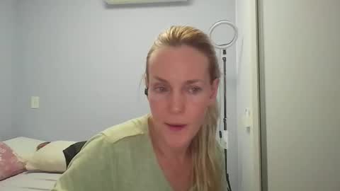 Snapshot of crazyanny chatting on 04.27.26 Anny online show from 04.27.26