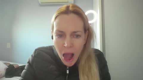 Snapshot of crazyanny chatting on 05.12.26 Anny online show from 05.12.26