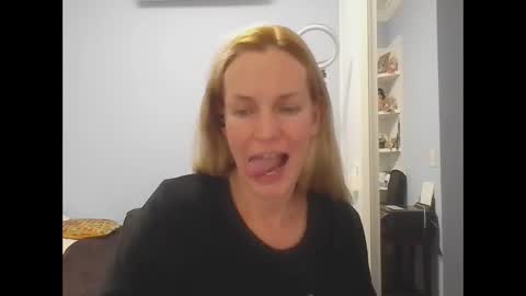 Snapshot of crazyanny chatting on 05.19.26 Anny online show from 05.19.26