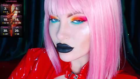 Snapshot of crazypinkyball chatting on 01.10.25 Roxy online show from 01.10.25