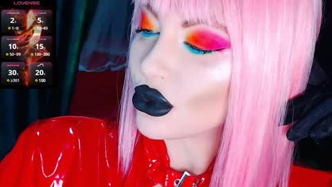 Snapshot of crazypinkyball chatting on 01.11.25 Roxy online show from 01.11.25