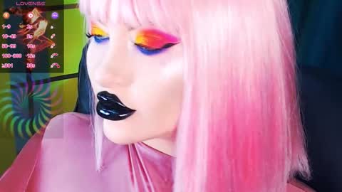 Snapshot of crazypinkyball chatting on 09.10.25 Roxy online show from 09.10.25