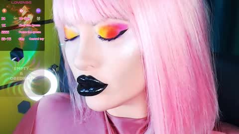 Snapshot of crazypinkyball chatting on 09.11.25 Roxy online show from 09.11.25