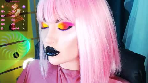 Snapshot of crazypinkyball chatting on 09.18.25 Roxy online show from 09.18.25