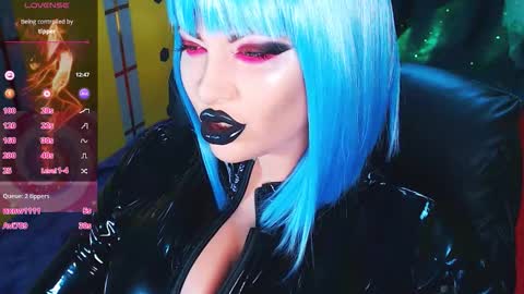 Snapshot of crazypinkyball chatting on 11.07.25 Roxy online show from 11.07.25