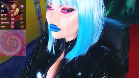 Snapshot of crazypinkyball chatting on 11.09.25 Roxy online show from 11.09.25