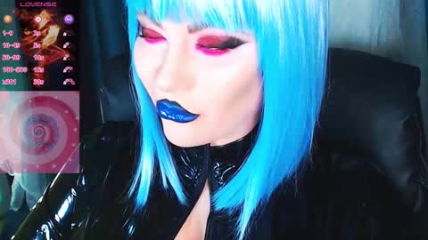 Snapshot of crazypinkyball chatting on 11.12.25 Roxy online show from 11.12.25