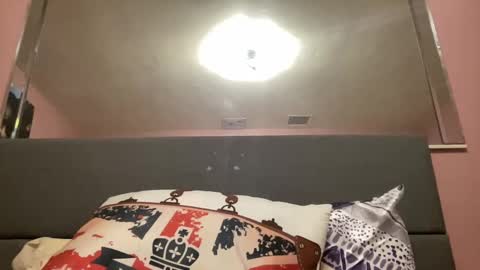 Snapshot of creame_sensation chatting on 02.11.25 PHANTOMTARGARYENXXX online show from 02.11.25