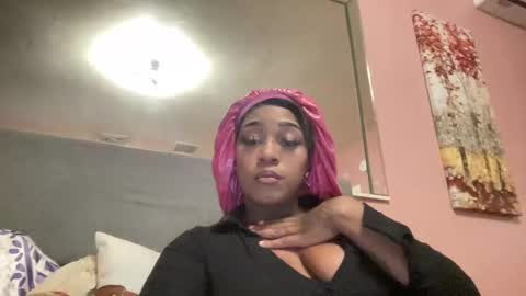 Snapshot of creame_sensation chatting on 02.19.25 PHANTOMTARGARYENXXX online show from 02.19.25