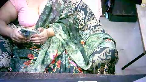 Snapshot of crezybhabihot chatting on 11.16.25 Sonika69 online show from 11.16.25