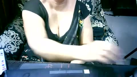 Snapshot of crezybhabihot chatting on 06.18.26 Sonika69 online show from 06.18.26
