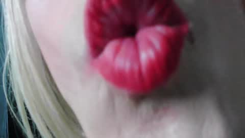 Snapshot of crislingery_doll chatting on 02.01.25 crislingery_doll online show from 02.01.25