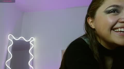 Snapshot of crisstal_tay chatting on 10.01.25 Cris online show from 10.01.25
