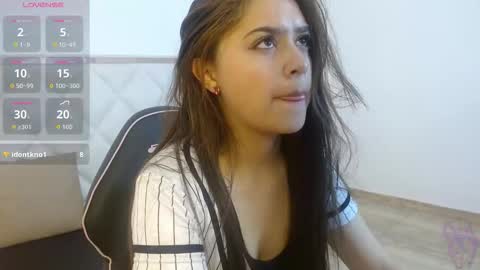 Snapshot of crisstal_tay chatting on 10.04.25 Cris online show from 10.04.25