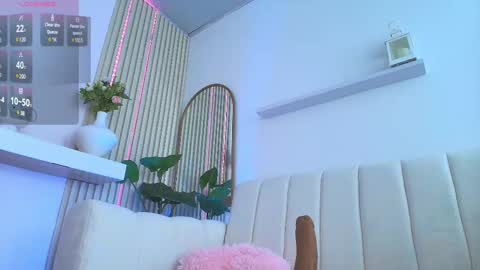 Snapshot of cristal_bunny chatting on 02.13.25 Cristal online show from 02.13.25